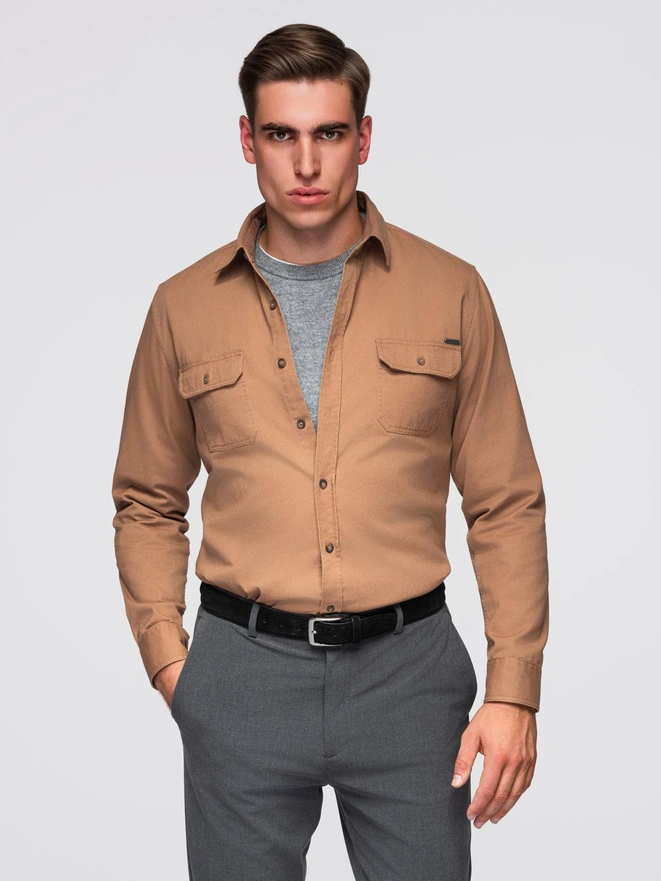 Męska bawełniana koszula REGULAR FIT z kieszeniami zapinanymi na guziki - camel V2 OM-SHCS-0146