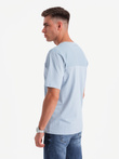 Męski t-shirt LOOSE FIT z kieszonką – błękitny V4 OM-TSCT-0171