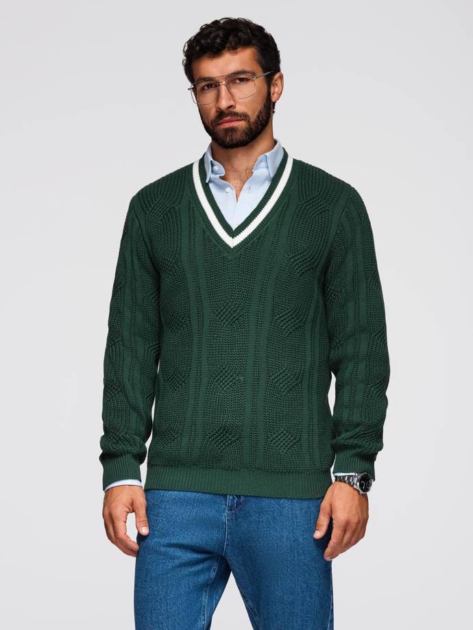 Sweter męski o splocie warkoczowym z dekoltem w serek - zielony V3 OM-SWSW-0151