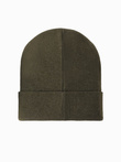 Dzianinowa czapka męska beanie z haftowanym napisem – oliwkowa V5 OM-ACWH-0120