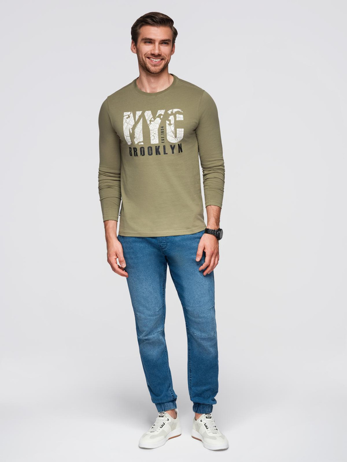 Longsleeve męski z miejskim nadrukiem – oliwkowy V1 OM-LSPT-0131