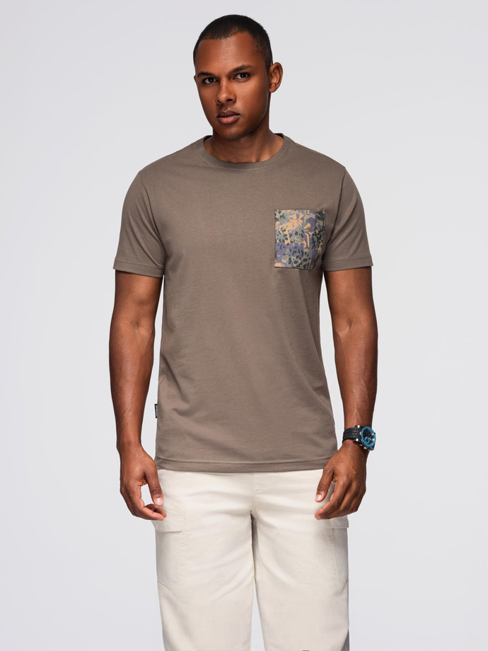 T-shirt męski bawełniany z printowaną kieszonką –  ciemnooliwkowy V1 OM-TSPT-0227