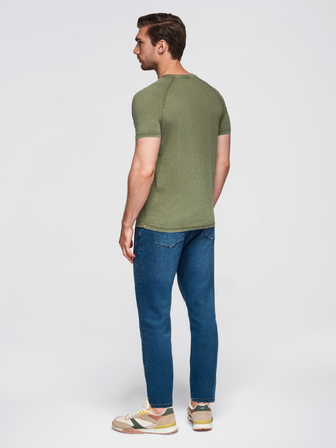 Męski t-shirt z efektem sprania i guzikami przy dekolcie – oliwkowy V4 OM-TSWT-0150