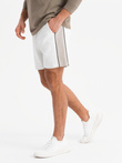 Męskie krótkie spodenki dresowe w szerokie pasy – złamana biel V1 OM-SRSK-0182