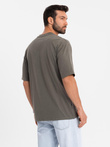 T-shirt bawełniany męski LOOSE FIT z okrągłym dekoltem – ciemnooliwkowy V7 OM-TSBC-0234