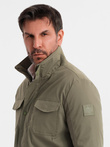 Lekka męska kurtka z kieszeniami i wysokim kołnierzem – khaki V3 OM-JALP-0167