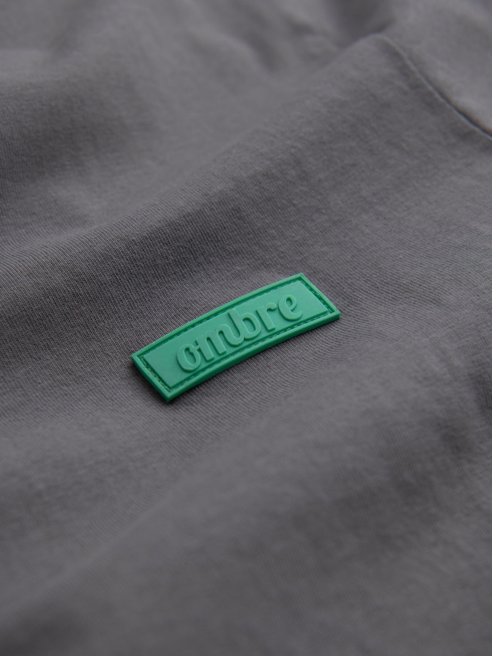 Bawełniany męski t-shirt z zieloną naszywką na piersi – szary V1 OM-TSCT-0151