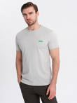 Męski bawełniany t-shirt z zieloną naszywką na piersi – jasnoszary V2 OM-TSCT-0151