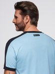 Męski t-shirt z kontrastowymi lampasami – jasnoniebieski V3 OM-TSCT-0115