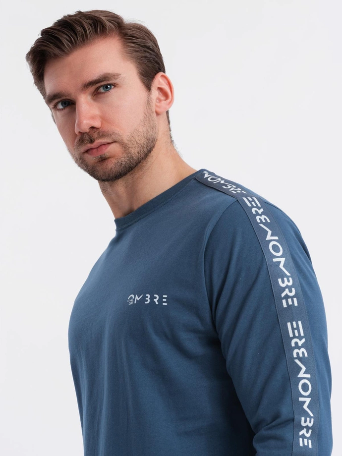 Bawełniany longsleeve męski U-neck z lampasami i nadrukiem na piersi – ciemnoniebieski V1 OM-LSCL-0127