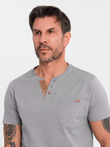 Męski t-shirt z dekoltem na guziki i zamszowym wykończeniem – szary V3 OM-TSCT-0206