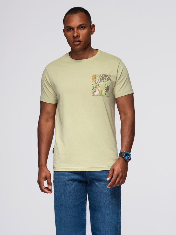 Męski t-shirt bawełniany z printowaną kieszonką –  jasnooliwkowy V2 OM-TSPT-0227