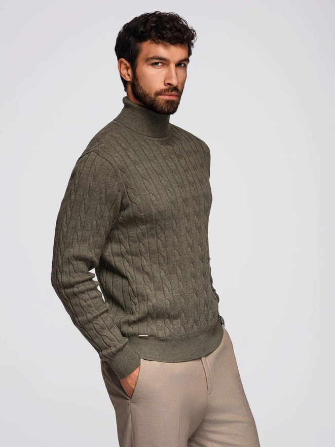 Sweter męski golf z warkoczowym splotem – oliwkowy V2 OM-SWTN-0157