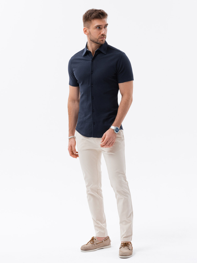 Męska dzianinowa koszula slim fit z krótkim rękawem i kołnierzykiem – granatowa V2 OM-SHSS-0100
