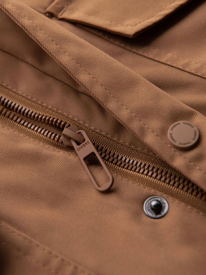 Lekka kurtka męska z kieszeniami i wysokim kołnierzem – brązowa V5 OM-JALP-0167