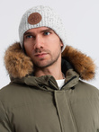 Czapka beanie męska z okrągłą tłoczoną naszywką – złamana biel V3 OM-ACWH-0121 