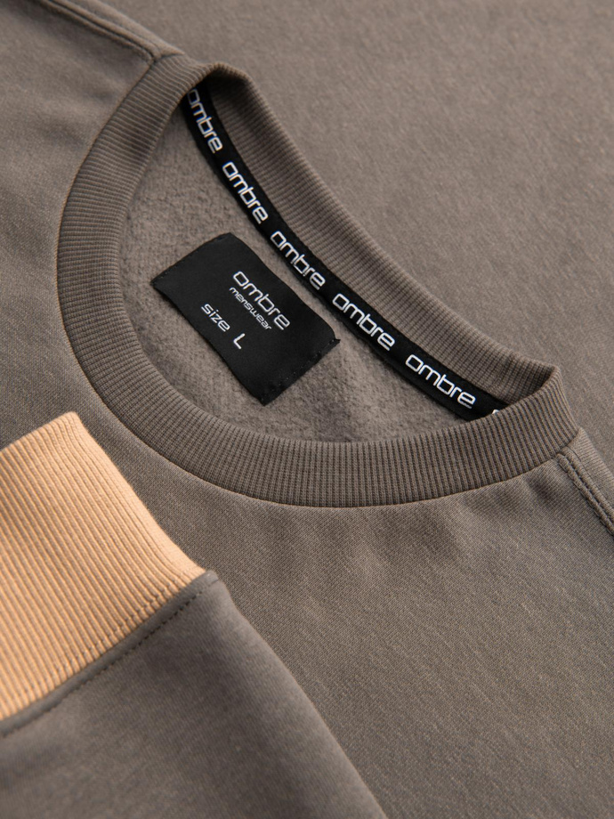 Bluza męska OVERSIZE z kontrastowym łączeniem kolorów - khaki V7 OM-SSNZ-0130