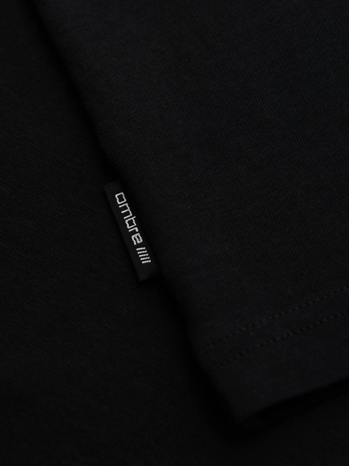 Męski t-shirt z niewielkim nadrukiem na klatce piersiowej - czarny V2 OM-TSPT-0258