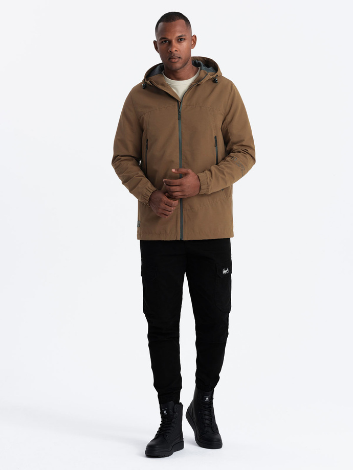 Lekka męska kurtka typu sztormiak z kapturem – brązowa V2 OM-JANP-0191