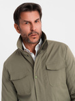Lekka męska kurtka z kieszeniami i wysokim kołnierzem – khaki V3 OM-JALP-0167