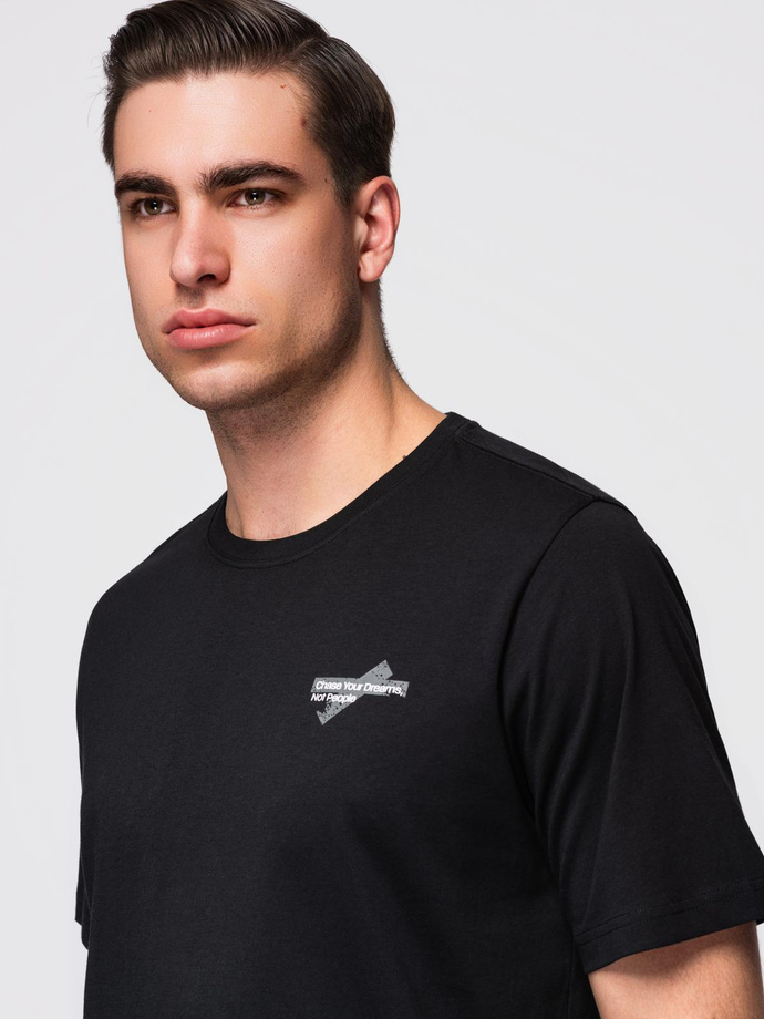 Męski t-shirt z niewielkim nadrukiem na klatce piersiowej - czarny V2 OM-TSPT-0258