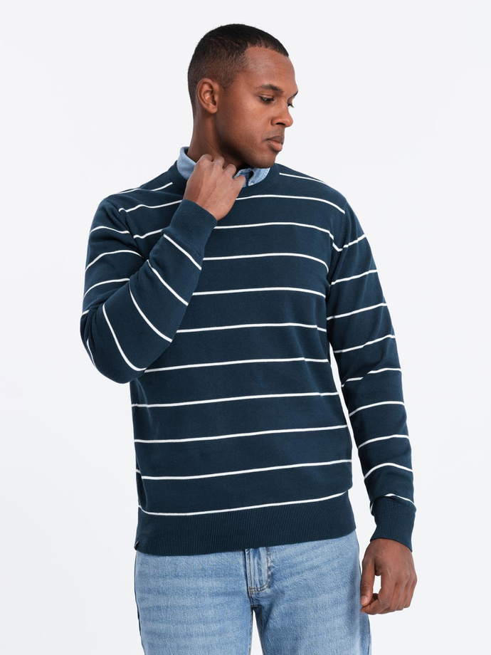Casualowy męski sweter w poziome paski – granatowy V1 OM-SWSW-0143