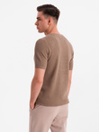 Koszulka męska dzianinowa z delikatną drobną strukturą -  jasnobrązowa V2 OM-TSCT-0244
