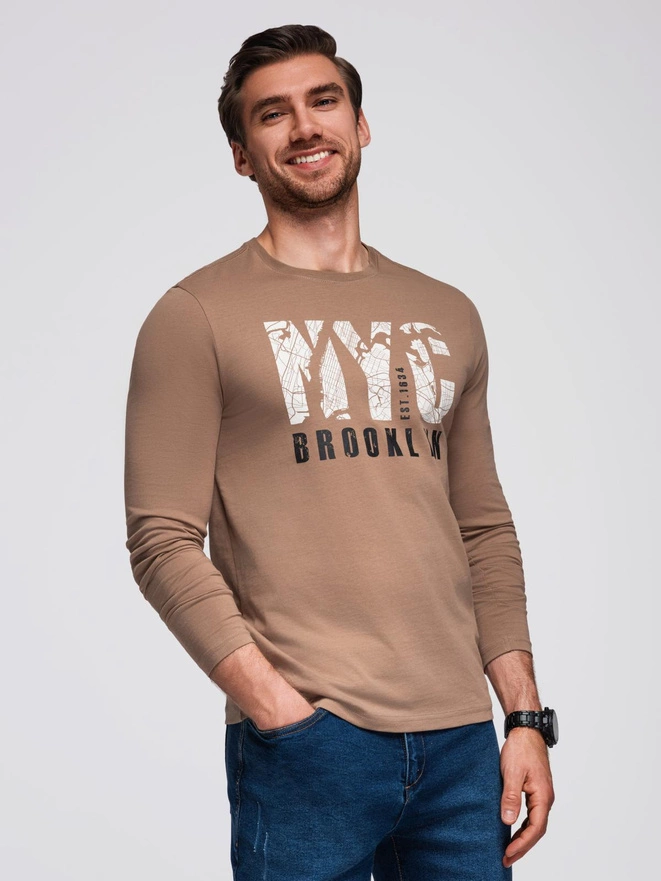 Męski longsleeve z miejskim nadrukiem – jasnobrązowy V1 OM-LSPT-0131
