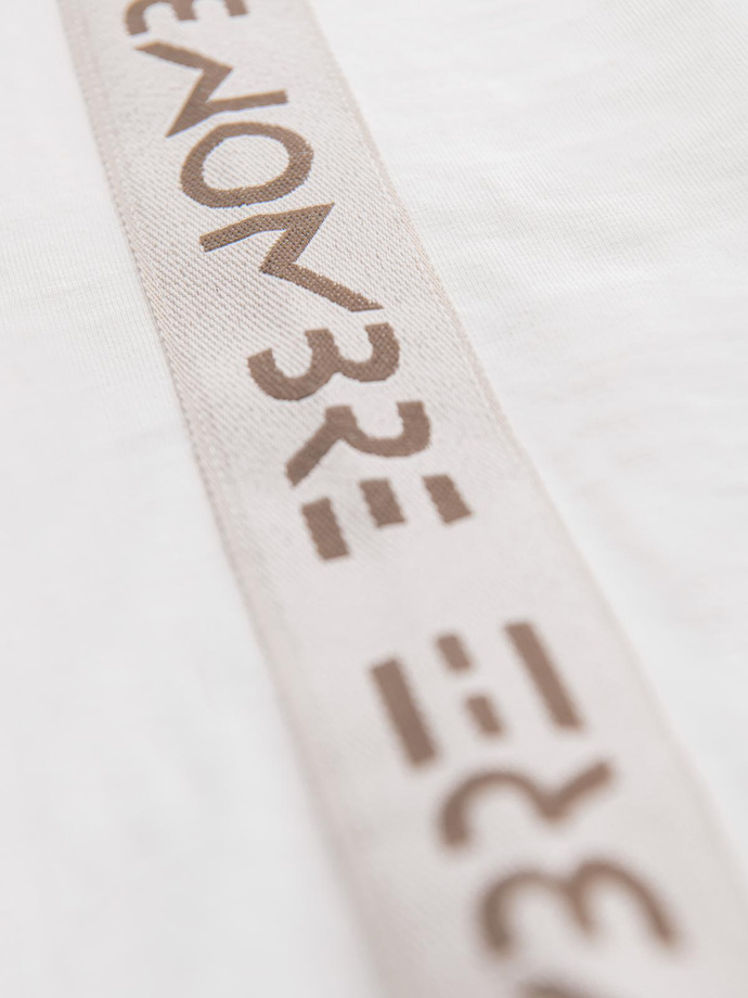 Bawełniany męski longsleeve U-neck z lampasami i nadrukiem na piersi – złamana biel V3 OM-LSCL-0127