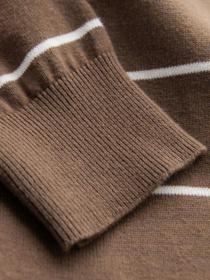 Męski sweter casualowy w poziome paski – brązowy V3 OM-SWSW-0143