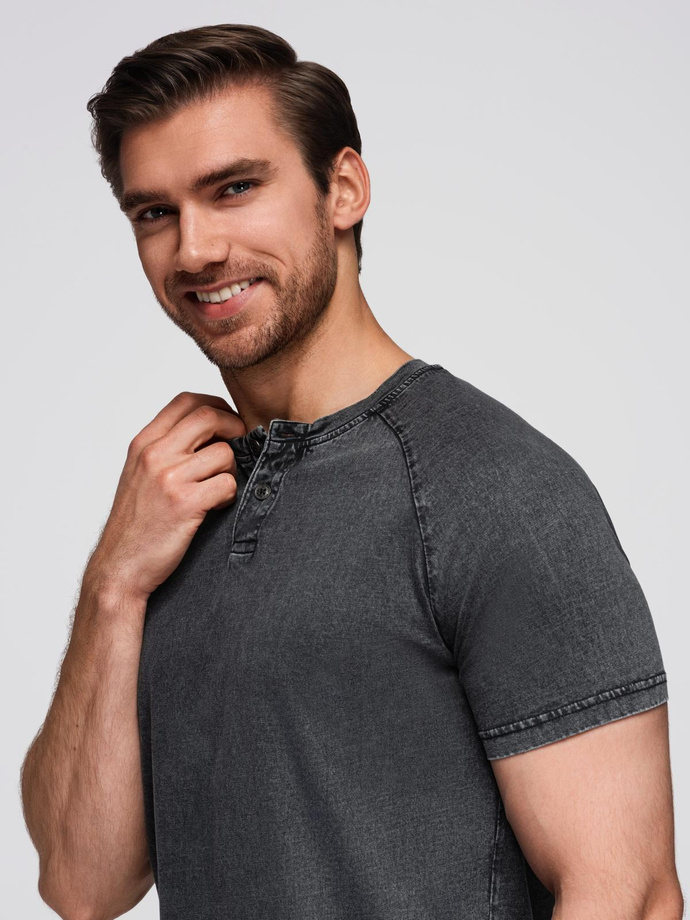 T-shirt męski z efektem sprania i guzikami przy dekolcie – czarny V1 OM-TSWT-0150