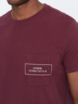 T-shirt męski bawełniany z nadrukiem na kieszonce - bordowy V3 S1742