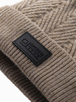 Dzianinowa czapka męska o sweterkowym splocie z naszywką – popielata V6 OM-ACWH-0122