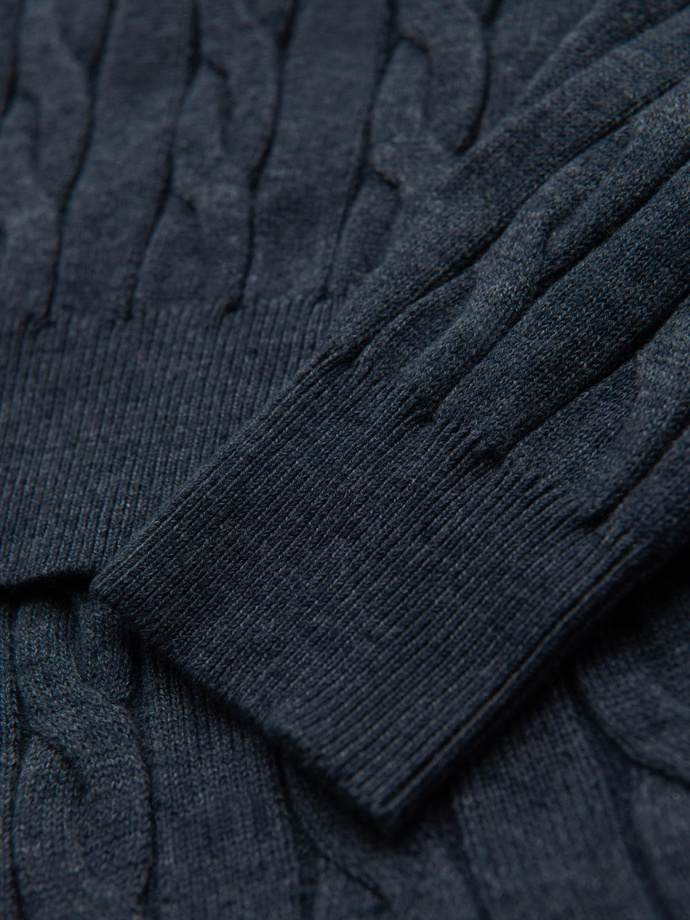 Męski sweter golf z warkoczowym splotem – granatowy V3 OM-SWTN-0157