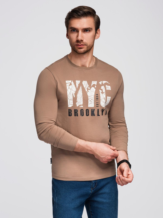 Męski longsleeve z miejskim nadrukiem – jasnobrązowy V1 OM-LSPT-0131