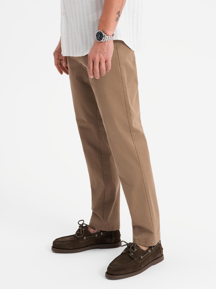 Męskie spodnie chino REGULAR FIT z delikatną strukturą – ciemnobeżowe V2 OM-PACP-0184