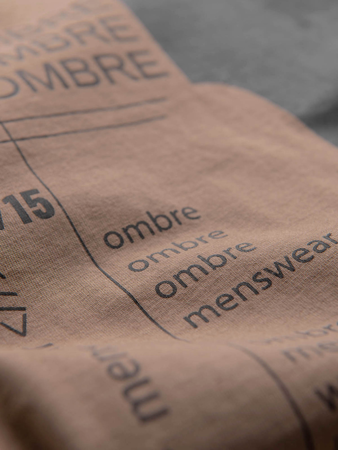 Koszulka męska z dużym printem – jasnobrązowa V2 OM-TSPT-0166