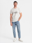 Męski t-shirt z nadrukiem i okrągłym dekoltem – biały V1 OM-TSFP-0187