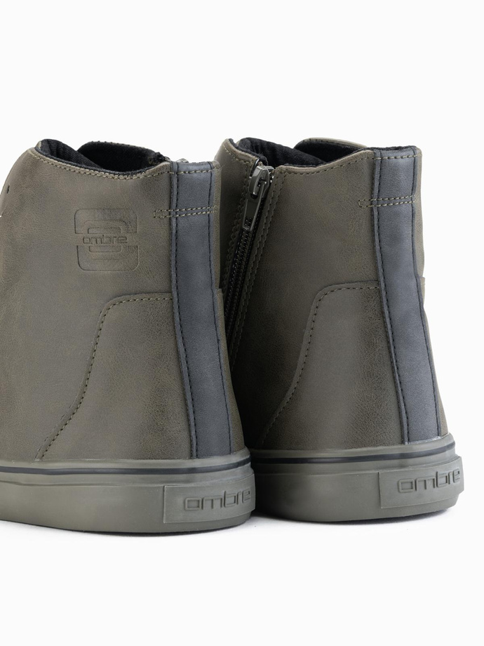 Męskie wysokie trampki z matową fakturą i wytłaczanym logo – ciemnooliwkowe V2 OM-FOTH-0185