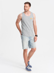 Bawełniany tank top męski z nadrukiem Summer Vibe – szary melanż V3 OM-TSTT-0191