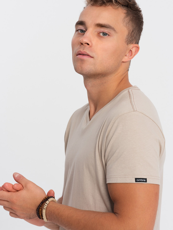 Klasyczna męska koszulka z dekoltem w serek BASIC - piaskowy V5 S1369
