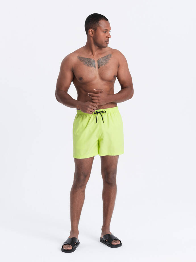 Neonowe męskie szorty kąpielowe z efektem magic print – limonkowe V1 OM-SRBS-0147