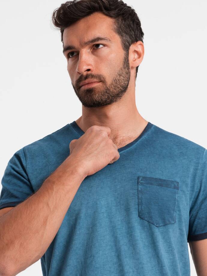 T-shirt męski V-neck o pręgowanej strukturze z kieszonką – granatowy V7 OM-TSCT-22SS-002